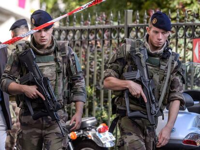 Policiais e soldados vigiam o lugar do atropelamento em Paris.