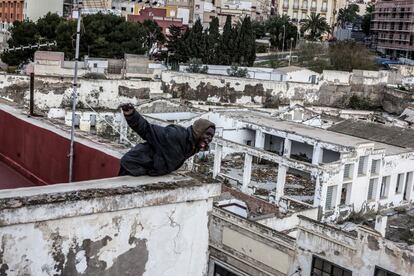 Uno de los inmigrantes que se escondieron en una azotea de un edificio de Melilla tras saltar la valla fronteriza entre Marruecos y Espa&ntilde;a grita desesperado. Los inmigrantes, perseguidos por las fuerzas de seguridad, se situaron al borde de la azotea para no poder ser detenidos. Despu&eacute;s de tres horas, los bomberos consiguieron llegar a un acuerdo con ellos.