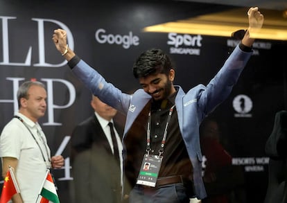 Gukesh Dommaraju, de India, celebra su victoria ante el chino Ding Liren.