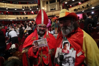 El mocito feliz, a la izquierda disfrazado de Papa, y otro hombre esperan el inicio del sorteo en el interior del Teatro Real.