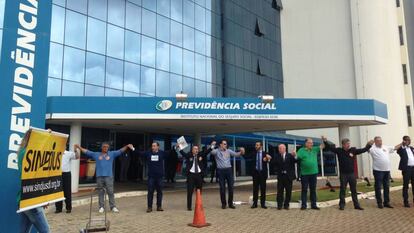 Manifestantes fizeram, nesta semana, "abraçaço" ao prédio da Previdência Social contra reforma no setor.