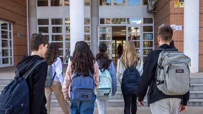 Alumnos en la entrada de un instituto de Valencia.