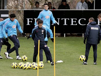 Quique Flores dirige pensativo el entrenamiento de ayer.