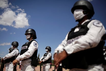 Miembros de la Guardia Nacional guardan un minuto de silencio por las víctimas de la covid-19.