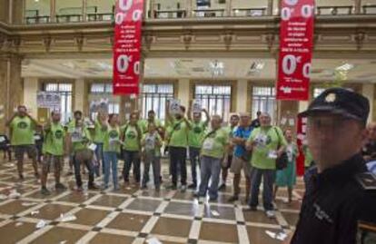 Una veintena de miembros de la Plataforma de Afectados por la Hipoteca (PAH) tras haber ocupado hoy la oficina principal del Banco de Santander de Sevilla para protestar contra las hipotecas "abusivas" de la Unión de Crédito Inmobiliario (UCI), una protesta que, según afirman, se ha desarrollado en 50 ciudades.