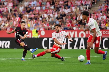 Alfonso González anota el 0-1 ante la oposición de Álex Moreno, este sábado en Montilivi.