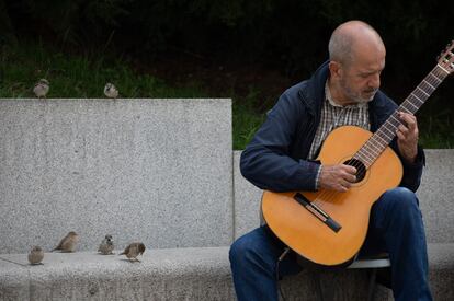 Un guitarrista junto al Museo del Prado.