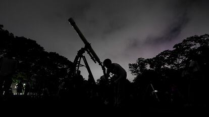 Una joven mira la luna a través de un telescopio en Caracas (Venezuela), en 2022.