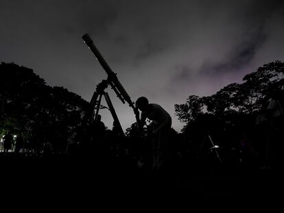 Una joven mira la luna a través de un telescopio en Caracas (Venezuela), en 2022.