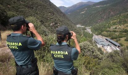 Una pareja de la Guardia Civil controla el paso fronterizo con Andorra de la Farga de Moles.