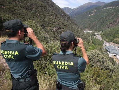 Una pareja de la Guardia Civil controla el paso fronterizo con Andorra de la Farga de Moles.