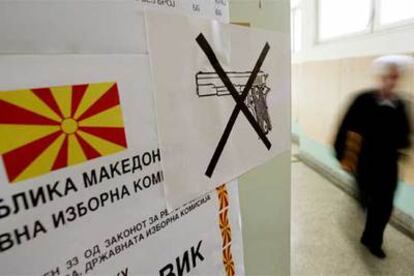 En la imagen, un colegio electoral de Skopje, un un cartel en el que se prohíbe la entrada con armas.