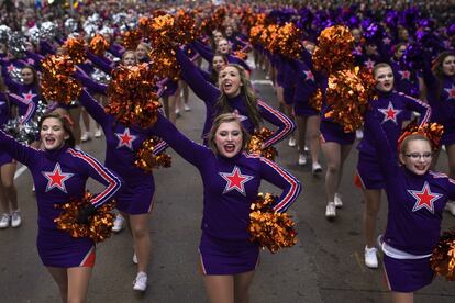 Se estima que aproximadamente unas 50 millones de personas verán el desfile por la televisión en todo el mundo. En la foto, un grupo de 'Cheerleaders' anima la marcha por las calles de Nueva York.
