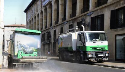 Varios vehículos de la contrata de limpieza, de FCC, en la zona de los Arquillos, en el centro de Vitoria por la mañana.