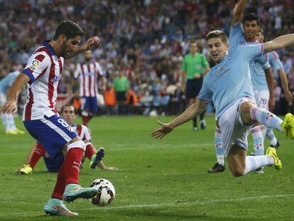 Raúl García controla el balón ante la oposición de un defensa del Celta.