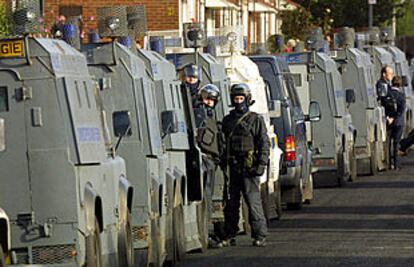 La policía antidisturbios, formada en Ardoyne Road, a la espera de las familias católicas para custodiarlas en su camino hasta la escuela de la Santa Cruz.