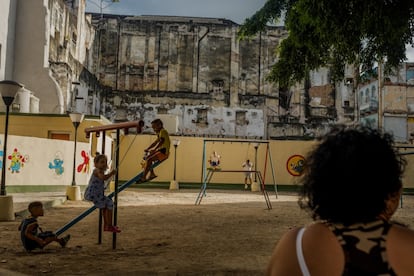 Un solar vacío tras el derrumbamiento de un edificio transformado en parque infantil en la calle de San Rafael, en Centro Habana.