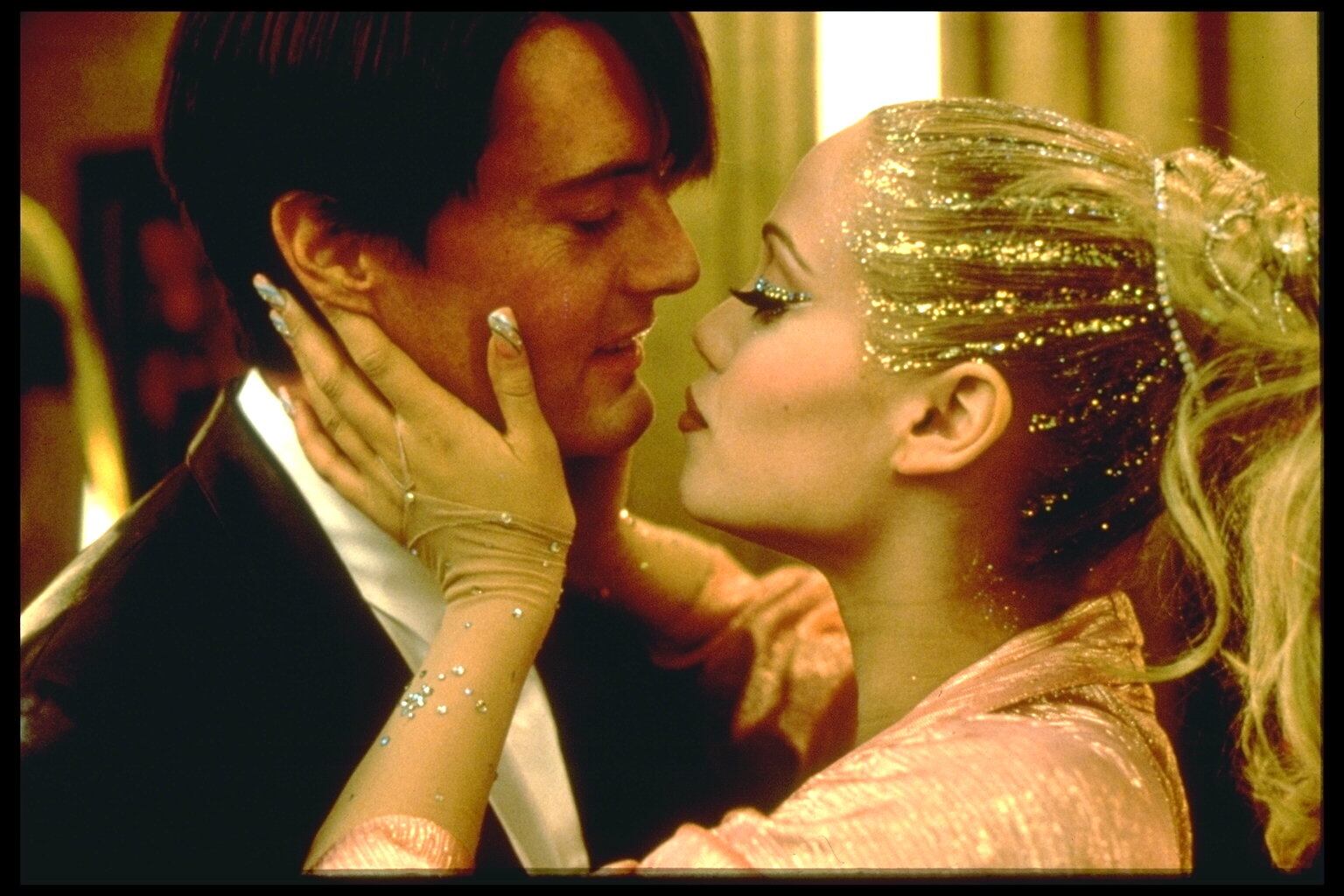 Kyle MacLachlan y Elizabeth Berkley en 'Showgirls', una supuesta basura en 1995 que se convirtió en obra de culto en el siglo XXI. 