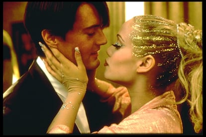 Kyle MacLachlan y Elizabeth Berkley en 'Showgirls', una supuesta basura en 1995 que se convirtió en obra de culto en el siglo XXI.