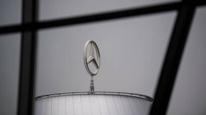 Logo de la marca alemana de coches Mercedes-Benz.