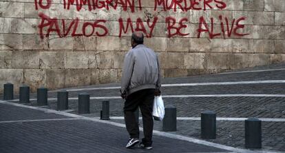 Una pintada en Atenas por el asesinato de un rapero por un neonazi.
