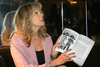 Amanda Lear presenta un libro de Dalí.