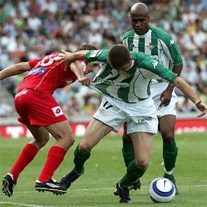 Joaquín intenta escaparse del marcaje de un zaragocista.