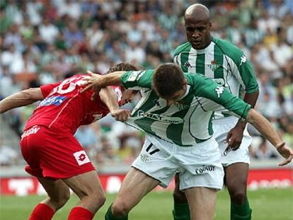 Joaquín intenta escaparse del marcaje de un zaragocista.