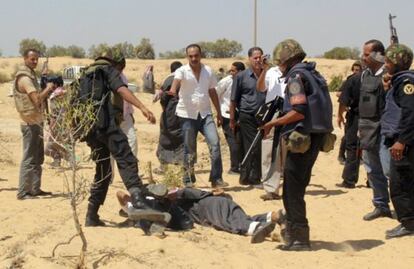 Fuerzas de seguridad egipcias detienen a un supuesto miliciano islamista este domingo cerca de la frontera egipcio-israelí.