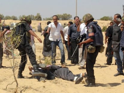 Fuerzas de seguridad egipcias detienen a un supuesto miliciano islamista este domingo cerca de la frontera egipcio-israel&iacute;. 