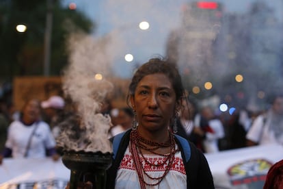 Una manifestante quema 'copal', un carbón típico del Día de Muertos en México, durante la marcha por los 43 desaparecidos.