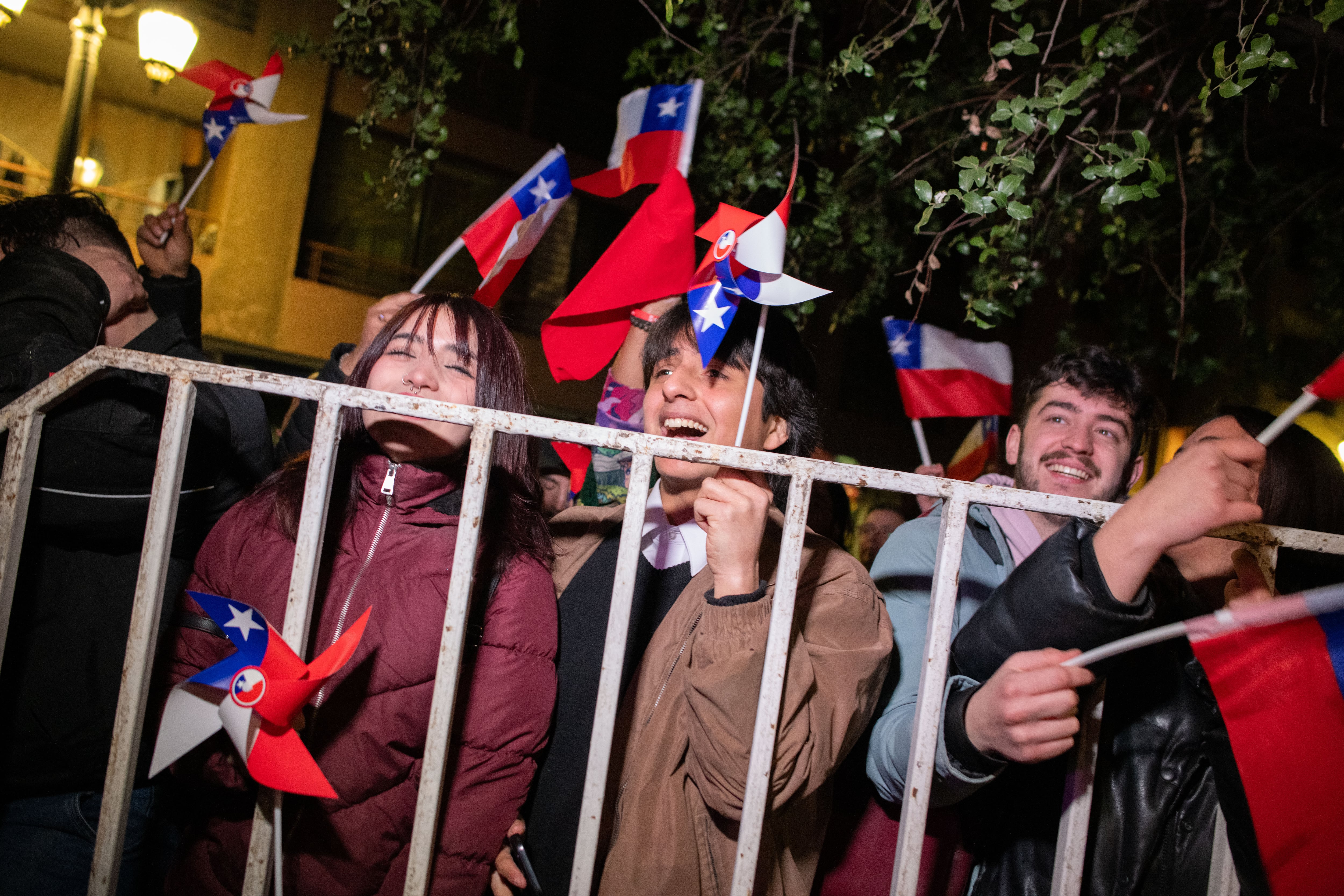 Simpatizantes de la candidata presidencial Jeannette Jara se reúnen para celebrar el triunfo en las elecciones.