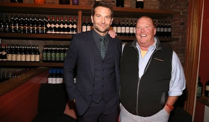 Bradley Cooper y Mario Batali, en 2015.