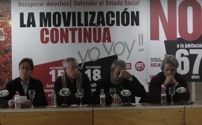 Los secretarios generales de CC OO y UGT, Toxo y Méndez, de izquierda a derecha en el centro de la imagen en la rueda de prensa previa a las manifestaciones
