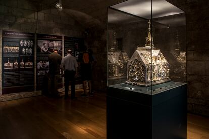 La sala donde se expone la arqueta de Sant Martiria en el monasterio de Sant Esteve de Banyoles desde 2010, tras su restauración.