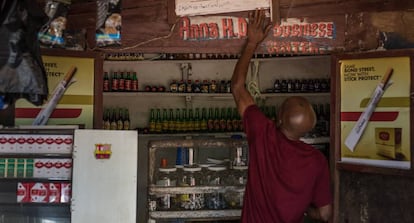 James Doe, superviviente del ébola, en su tienda de Monrovia.