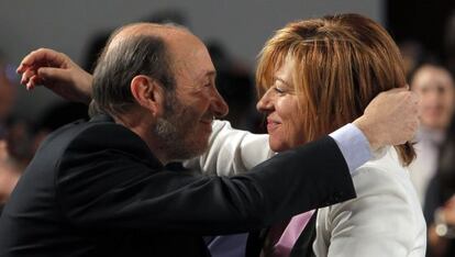 Alfredo Pérez Rubalcaba abraza a su ‘número dos’, Elena Valenciano, la mujer con más poder en la historia del PSOE.