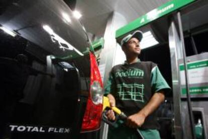 Un hombre llena el depósito de un coche en una gasolinera en Río de Janeiro. EFE/Archivo