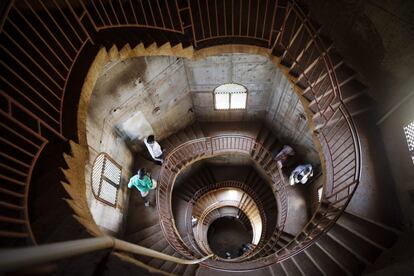 Unos visitantes descienden por la escalera de caracol de uno de los minaretes de la Mezquita Nacional de Uganda, anteriormente conocida como Mezquita Nacional de Gadafi, en Kampala (Uganda).