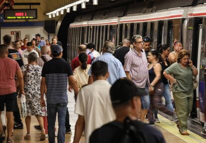 Viajeros en una estación de metro de Madrid. 