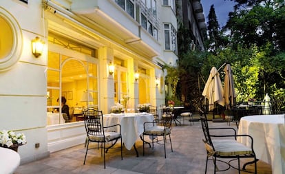 Dejarse caer por el Orfilia, el único hotel madrileño de la cadena Relais & Châteaux, tiene su porqué. Como descubrir el interior de este hotel-bombonera, alojado en un antiguo palacete del XIX. O sentarse en una terraza con trampantojo: un decorado teatral. Realidad y ficción confluyen en El Jardín de Orfila, la terraza y el restaurante de cocina afrancesada de Carlos Carpintero. Por la noche, la cálida ambientación le da un aire a 'las mil y una noches' en el fino barrio de Almagro, rodeados de galerías de arte. Los domingos hay 'brunch'. Dirección: Orfila, 6. +34 91 702 77 70. www.hotelorfila.com.