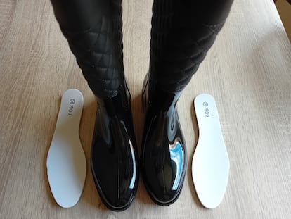 Foto de botas de agua Aenagold para mujer con sus plantillas