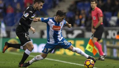 Piatti controla el bal&oacute;n ante Ramos, en el Espanyol-Legan&eacute;s. 