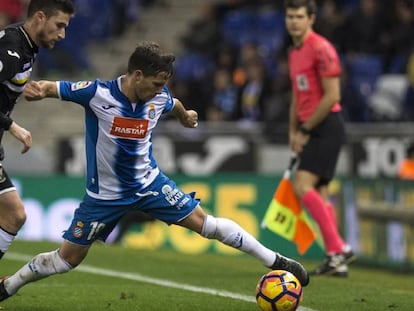 Piatti controla el bal&oacute;n ante Ramos, en el Espanyol-Legan&eacute;s. 