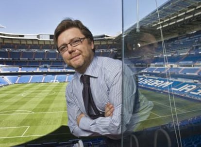 José Luis Sánchez García, que posa en el estadio Santiago Bernabéu, asegura que los agentes sociales están condenados a entenderse.