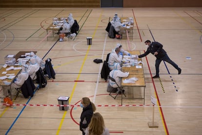 El colegio electoral del polideportivo municipal España Industrial se prepara con Equipos de Proteccion individual (EPI) para la votación.