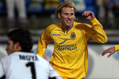 El jugador uruguayo del Villarreal Diego Forlán celebra su gol ante el Mallorca.