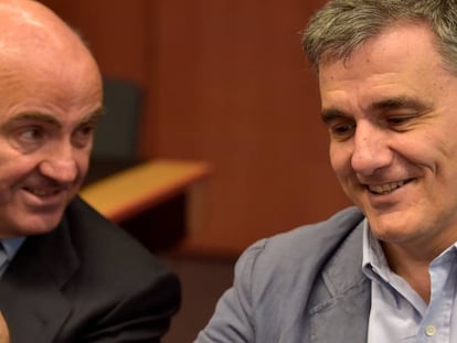 Guindos amb el ministre de Finances de Grècia, Euclidis Tsakalotos.