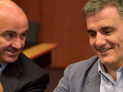 Guindos amb el ministre de Finances de Grècia, Euclidis Tsakalotos.