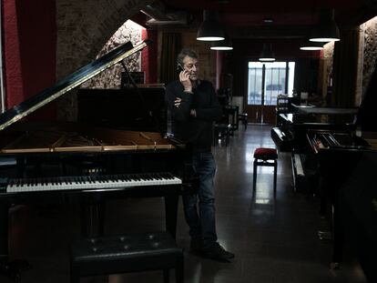 Josep Puig, en su tienda de pianos de Gràcia.